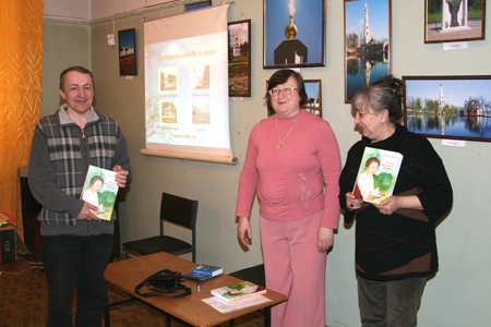Елена Егорова вручает книги в дар библиотекам г. Жуковского