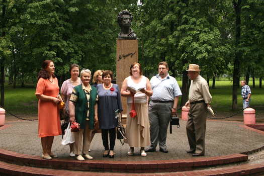 Угрешские поэты и зрители у памятника Пушкину 2 июня 2013 года