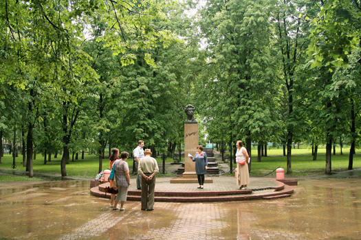 Татьяна Уварова читает стихи у памятника Пушкину 2 июня 2013 года
