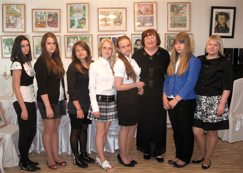 Елена Егорова с учащимися Пушкинской гимназии 22 мая 2013 года