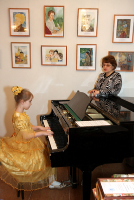 Юная исполнительница за роялем