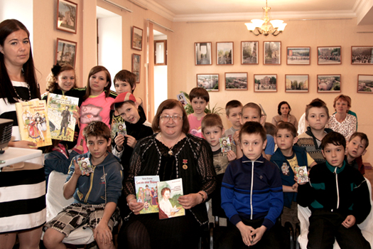Елена Егорова с детьми приюта и организатором праздника Ириной в усадьбе Кривякино 7 июня 2013 г.