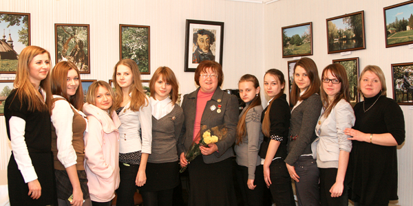 Елена Егорова и Жанна Нурутдинова с учащимися на открытии выставки