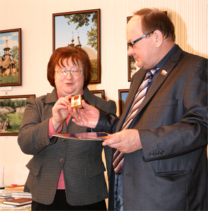 Елена Егорова вручает Юрию Жулину пушкинскую медаль