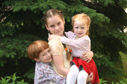 Алёна Рязанская с братом и сестрой 9 июня 2015 г.