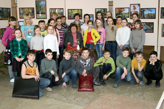 Елена Егорова на выставке с педагогами и учениками ДХШ в пос. Белоозерский