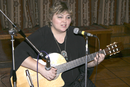 Вечер в ЦДЛ 23 марта 2008 года. Поёт Инна Гильченко.