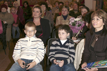 Спонсор проекта Неля Гагарина с участниками конкурса в зрительном зале