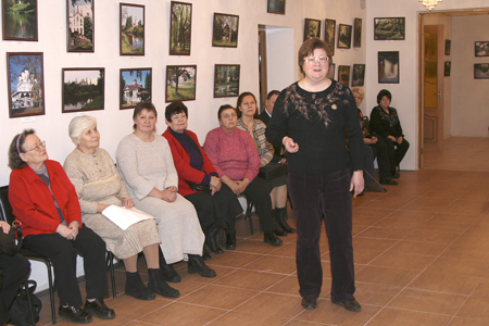 Авторскую экскурсию по выставке ведёт Елена Егорова