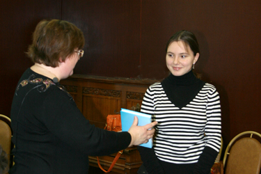 Елена Егорова вручает подарки лауреату конкурса Ольге Астаховой